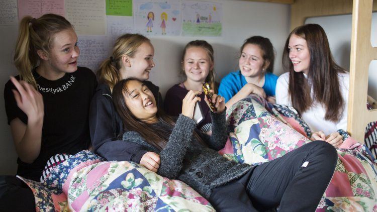 Pigerne slapper af på deres værelser - Lyngs Idrætsefterskole
