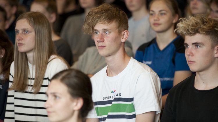 Eleverne fra Lyngs er samlet til morgensamling