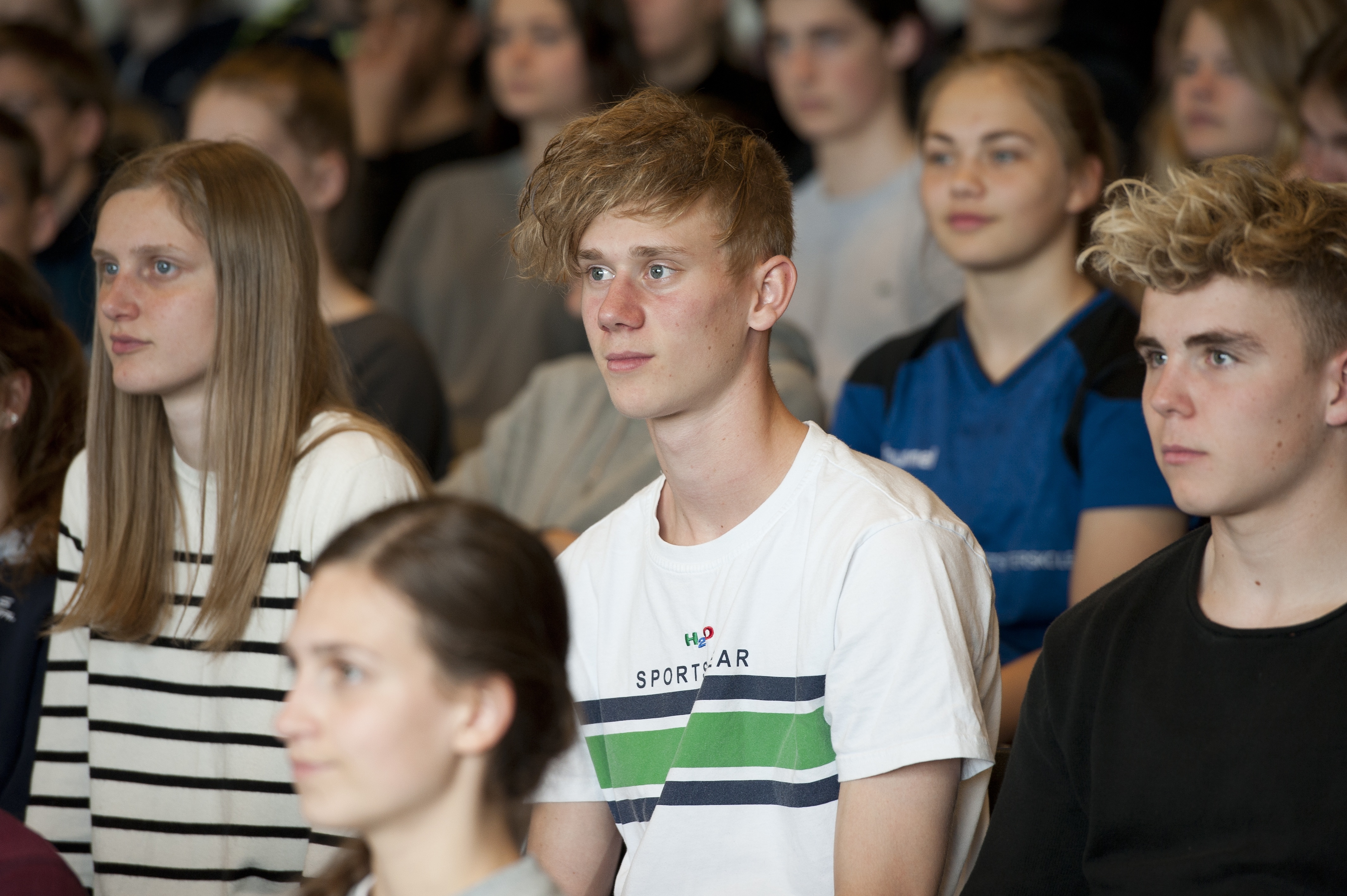 Eleverne fra Lyngs er samlet til morgensamling