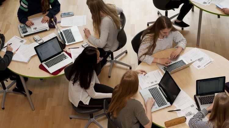 Eleverne fra Lyngs laver gruppearbejde