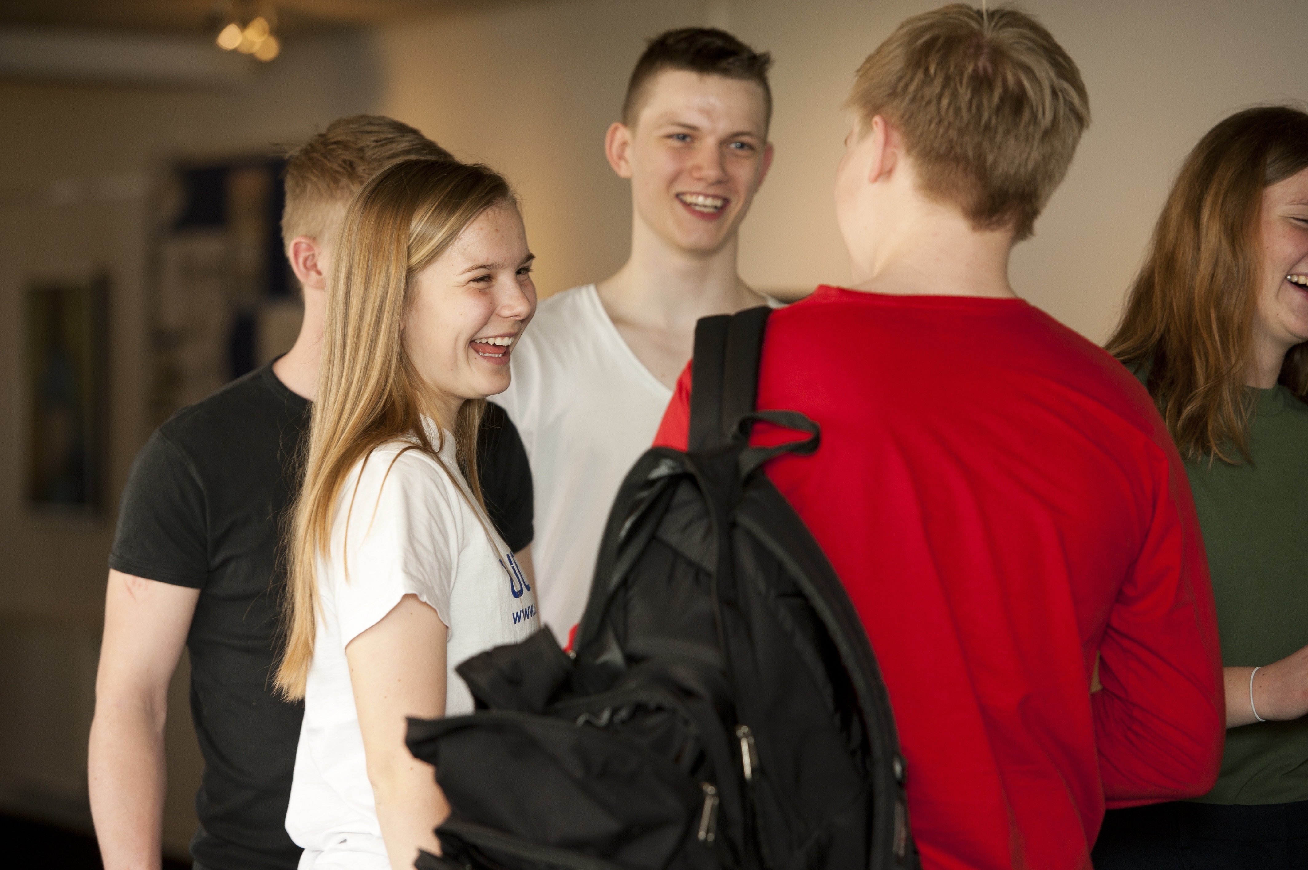 Der er pause, og eleverne snakker sammen på gangen
