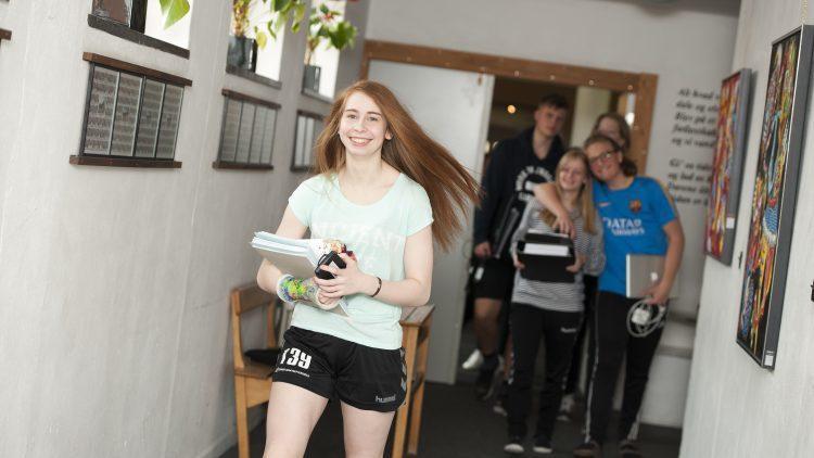 Pige på vej til undervisning på Lyngs Idrætsefterskole
